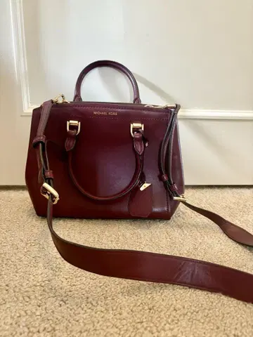 상담 가능) MICHAEL KORS 버건디 숄더백
