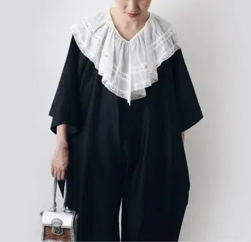 Dot and Stripes 케이프 칼라 슬리브리스 블라우스