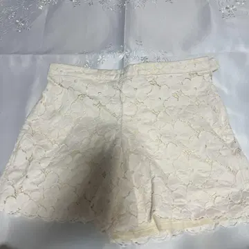 Tiara 레이스 숏팬츠 사이즈 4