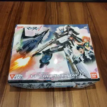반다이 1/72 VF-31F 지크프리드 (메서 이레펠트 기)