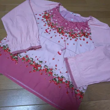 핑크하우스 딸기 프린트의 핑크 래글런 긴팔 블라우스