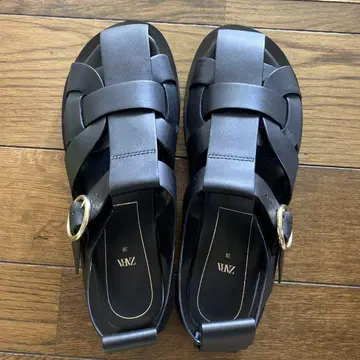 ZARA 블랙 구르카 샌들