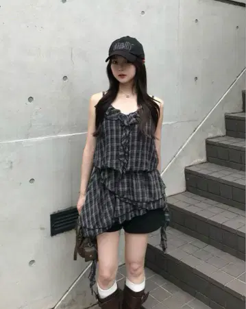 [새상품] 체크 프릴 아시메 미니 원피스 블랙 emmy