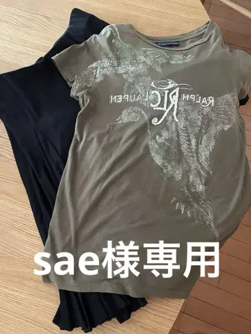 올리브 그린 티셔츠 / 블랙 스커트