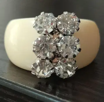 Vintage Diamond Style 베이지 반지와 크리스탈 콤보