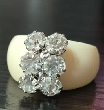 Vintage Diamond Style 베이지 반지와 크리스탈 콤보
