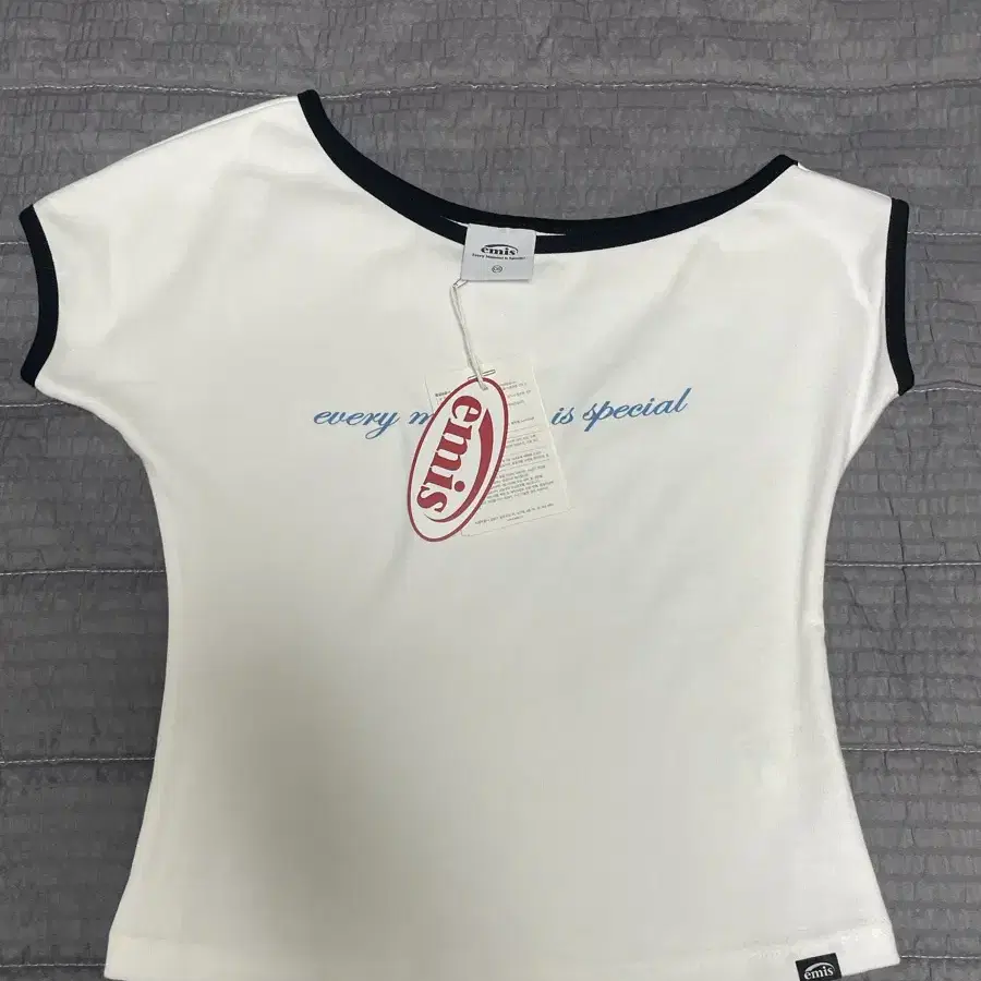【emis】25HS新作★ONE SHOULDER TOP emis one shoulder top white on Bunjang Global Site.