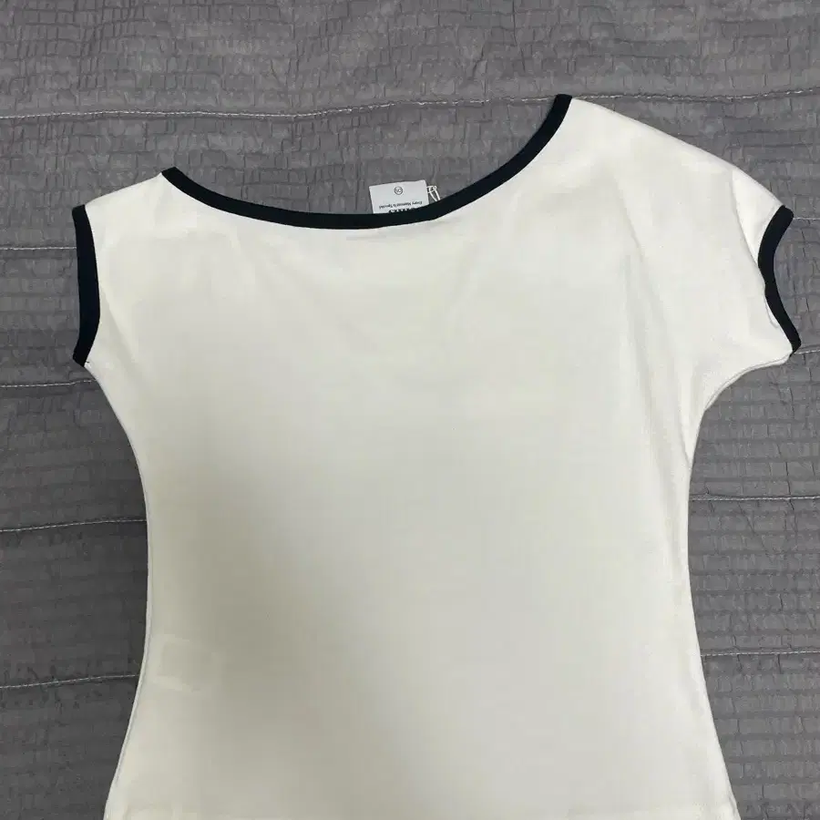 【emis】25HS新作★ONE SHOULDER TOP emis one shoulder top white on Bunjang Global Site.
