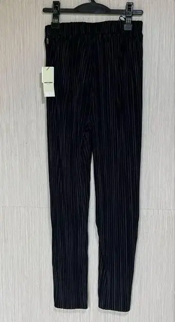 미사용 새상품 ecrum 블랙 플리츠 팬츠