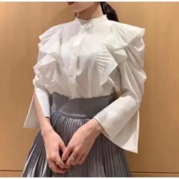 SNIDEL 프릴 파워 숄더 블라우스 화이트