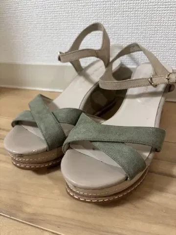 올리브 그린 크로스 스트랩 샌들
