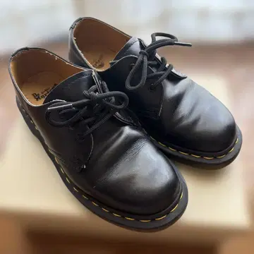 Dr. Martens UK4 3홀