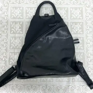 블랙 사선 지퍼 백팩 가죽 절개