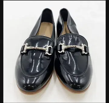 페라가모 간치니 로퍼 블랙 에나멜 가죽 24cm