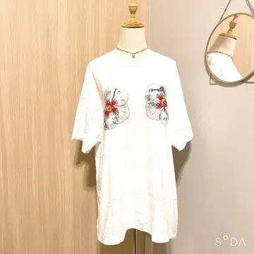 꽃무늬 비쥬 자수 티셔츠 론 헤르만