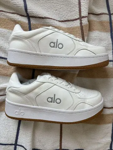 미사용 새상품 aloyoga 화이트 스니커즈