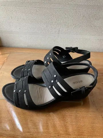 ECCO 블랙 샌들 스트랩 디자인