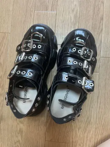 버클 통굽 샌들 37cm