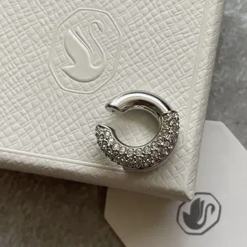 [완판] SWAROVSKI 스와로브스키 DEXTERA 이어커프