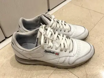 Reebok 화이트 스니커즈