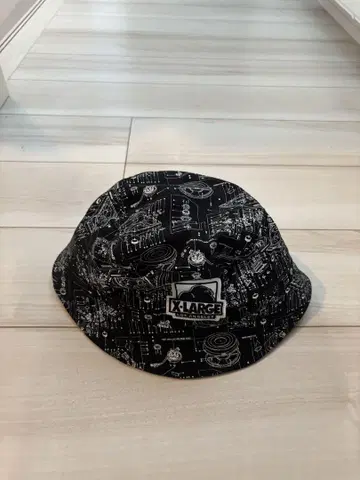 X-LARGE 올 패턴 프린트 버킷햇
