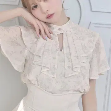 미셸 마카롱 로열 플뢰르 케이프 블라우스 베이지