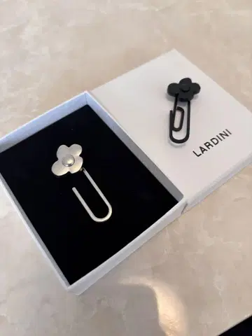 LARDINI 꽃 모양 라펠 핀 2개 세트 블랙 실버