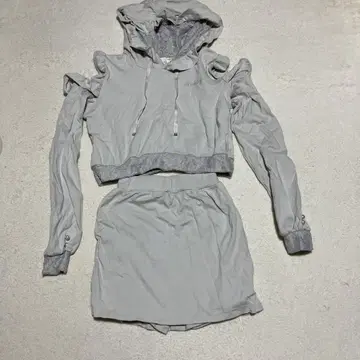 그레이 후드 부착 크롭 탑 팬츠 세트