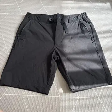 블랙 숏팬츠, 조정 가능한 벨트 포함