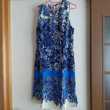 Desigual 파랑과 화이트 꽃무늬 슬리브리스 원피스