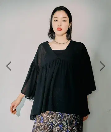넉넉한 개더 V 블라우스