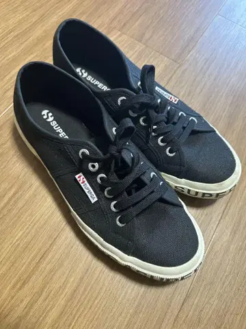 SUPERGA 블랙 로우컷 스니커즈