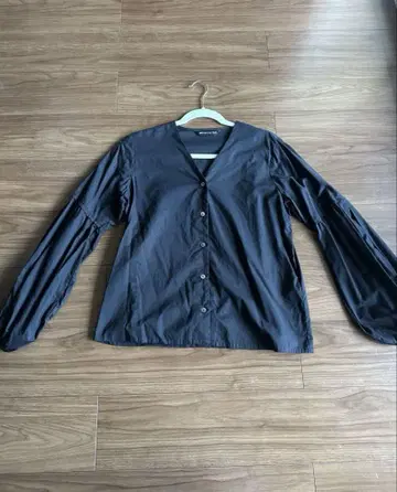 미즈이로 ind 블랙 V넥 긴팔 셔츠 코튼