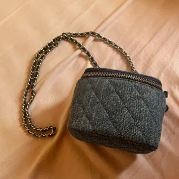 Octa Hotel 데님 퀼팅 숄더백