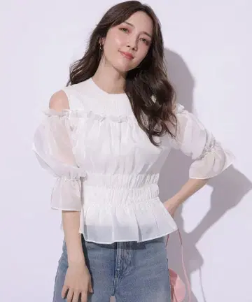 새상품 아푸와이저 리셰 오프숄더 쉬폰 상의 화이트