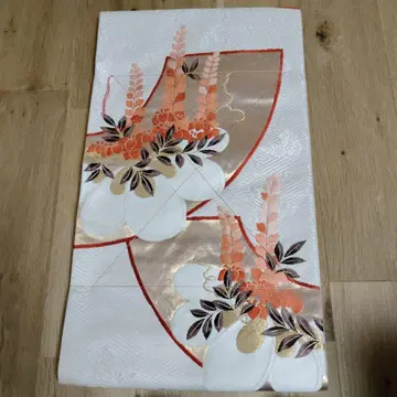 후쿠로 오비 흰색 바탕에 금색, 오렌지색