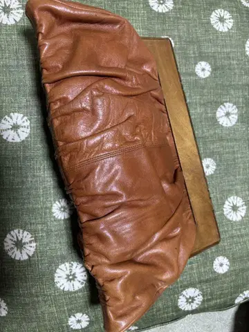 브라운 가죽 클러치백