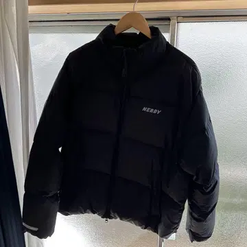 NERDY 블랙 다운 자켓