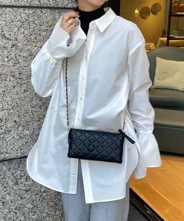 두두 화이트 긴팔 셔츠 플레어 소매