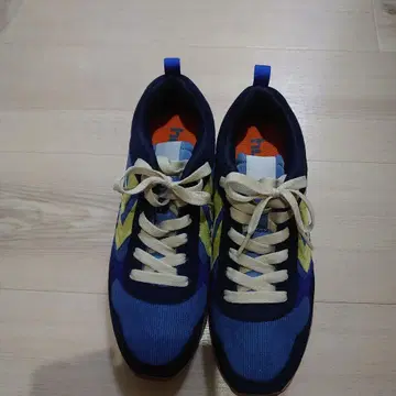 험멜 네이비 계열 스니커즈