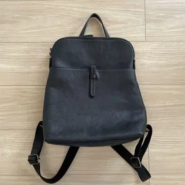 블랙 백팩 심플한 디자인