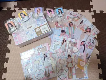 ILLIT A5 클리어 파일 & 스티커 캔뱃지 아크릴 스탠드 기프트 박스