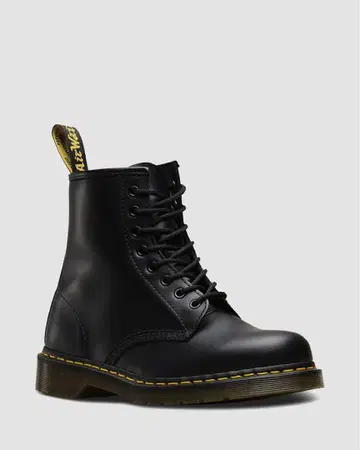 Dr. Martens 8홀 부츠