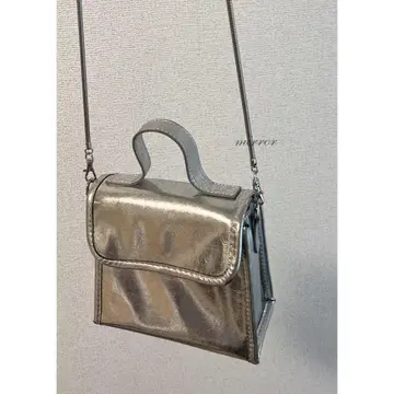 메탈릭 실버 숄더백