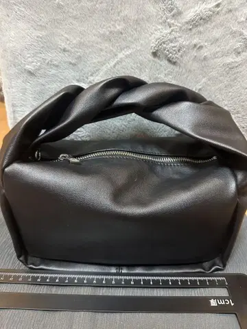 블랙 땋은 핸드백 AZUL 아즈