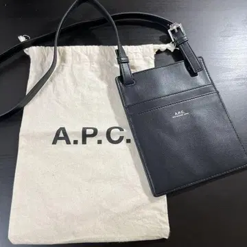 A.P.C. 블랙 가죽 스마트폰 숄더백