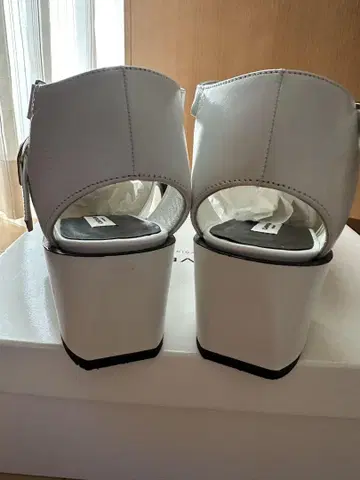 CARVEN 화이트 샌들 화이트 새상품급
