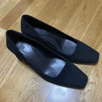 ZARA 블랙 스퀘어 힐 펌프스 37