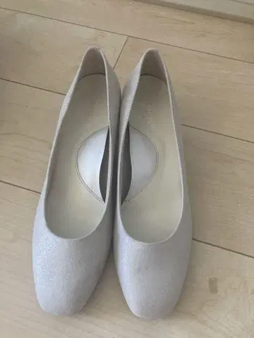 [베리코코] 24.5 화이트 (라메) 로우힐 플레인 펌프스 24.5cm
