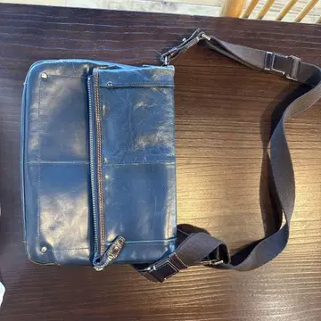 네이비 가죽 숄더백 키파노이